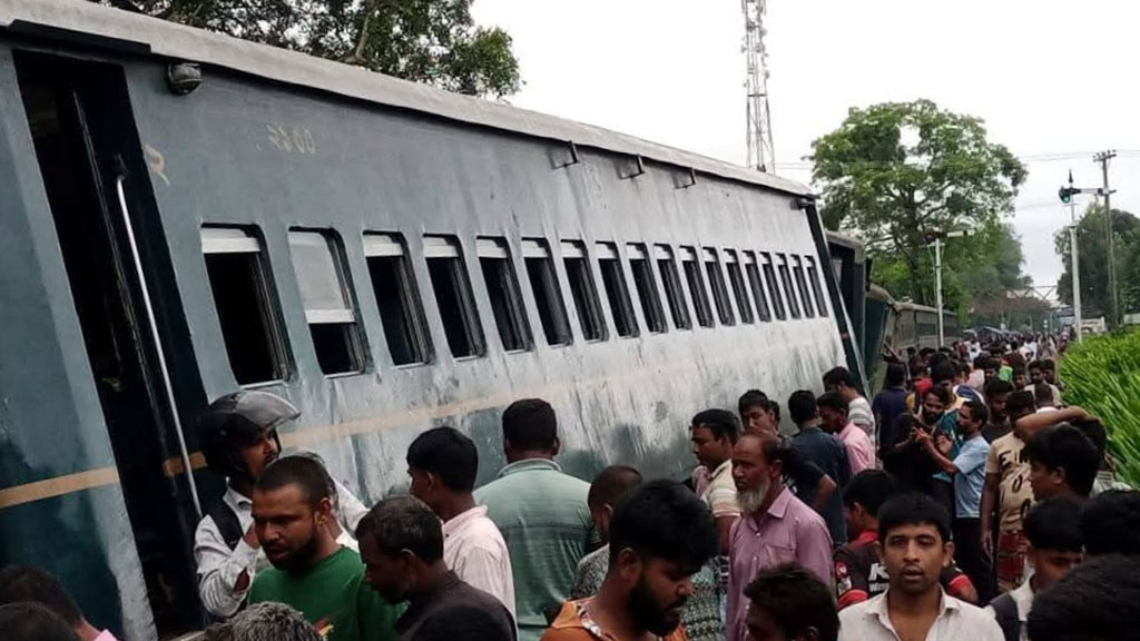 রংপুরে ট্রেনের ৬ বগি লাইনচ্যুত, ট্রেন চলাচল বন্ধ