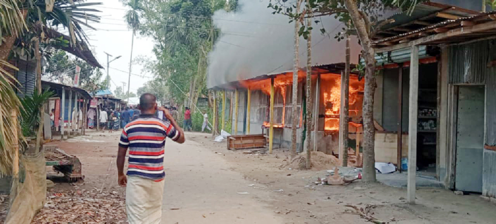 রংপুরে হিজবুত তাওহীদ ও স্থানীয় জনতার সংঘর্ষ-আগুন, নেতৃত্বে আ.লীগ নেতা