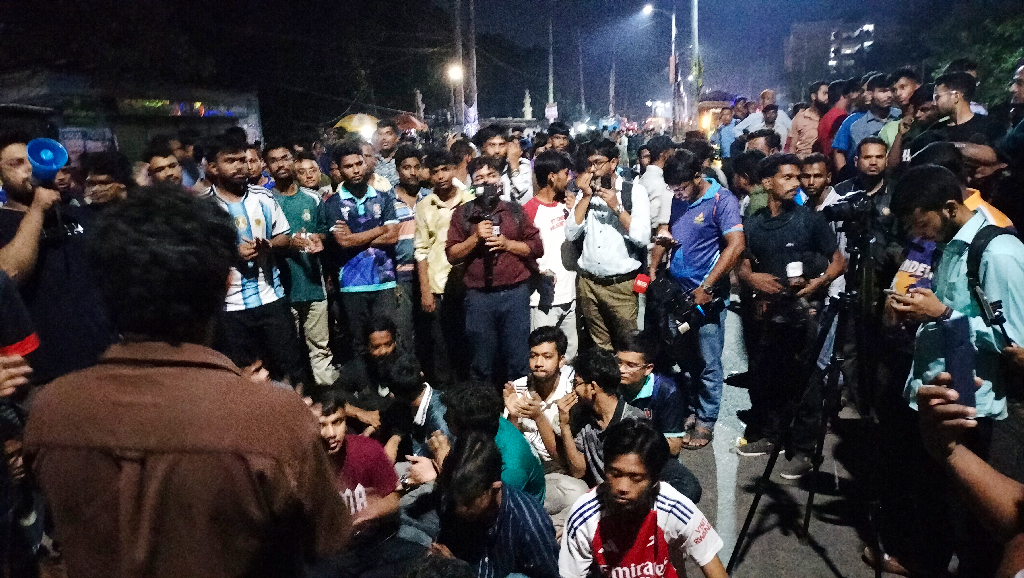সাকিনকে গ্রেপ্তারের প্রতিবাদে মহাসড়ক অবরোধ করে রংপুর মেডিকেল শিক্ষার্থীদের বিক্ষোভ, ৭ কি.মি যানজট