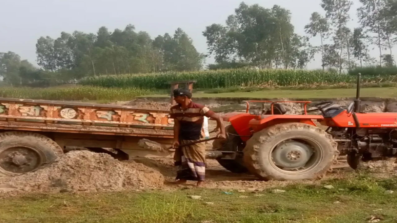 করতোয়া নদীতে অবৈধভাবে বালু উত্তোলন, হুমকিতে গ্রামবাসী