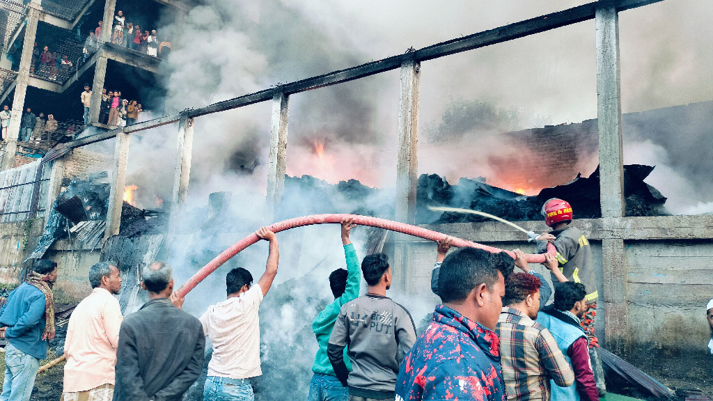 রংপুরে আগুনে পুড়ল তুলার কারখানাসহ ৪ ওষুধের দোকান