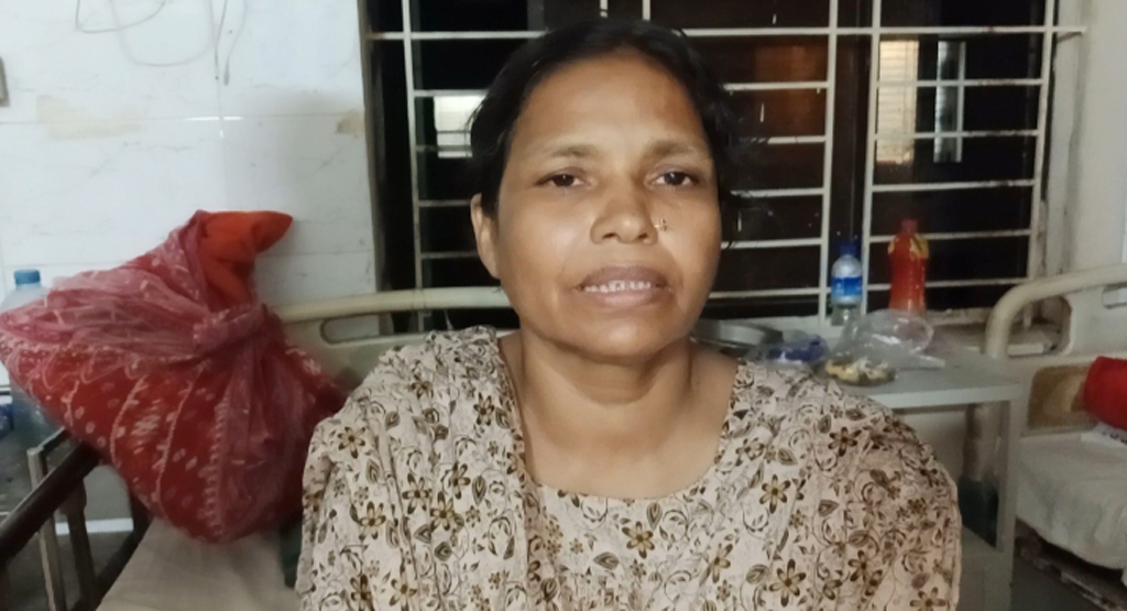 নাতিকে দেখতে গিয়ে দাদি নির্যাতনের শিকার, চুল কেটে স্বর্ণালংকার লুটের অভিযোগ
