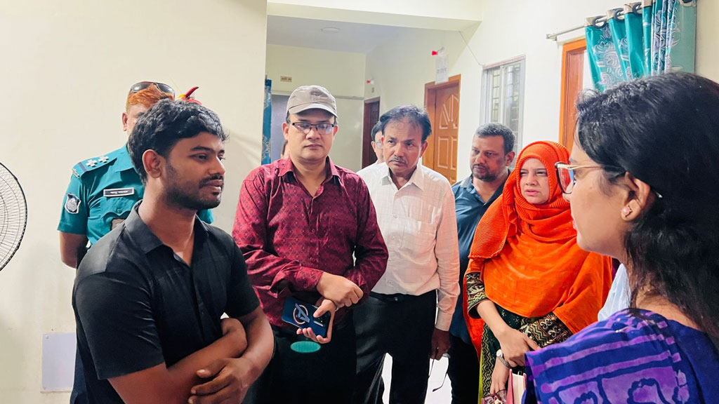 সিজার করে বোরকা পরে পালানোর চেষ্টা অষ্টম শ্রেণি পাস যুবকের