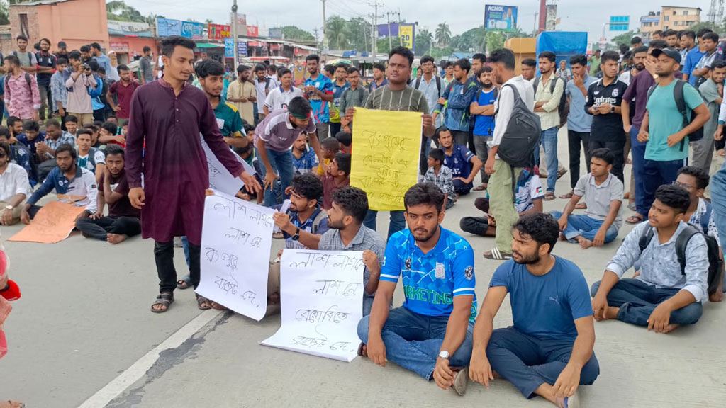 বাজেট বৈষম্য নিরসনের দাবিতে বেরোবি শিক্ষার্থীদের রংপুর মহাসড়ক ব্লকেড