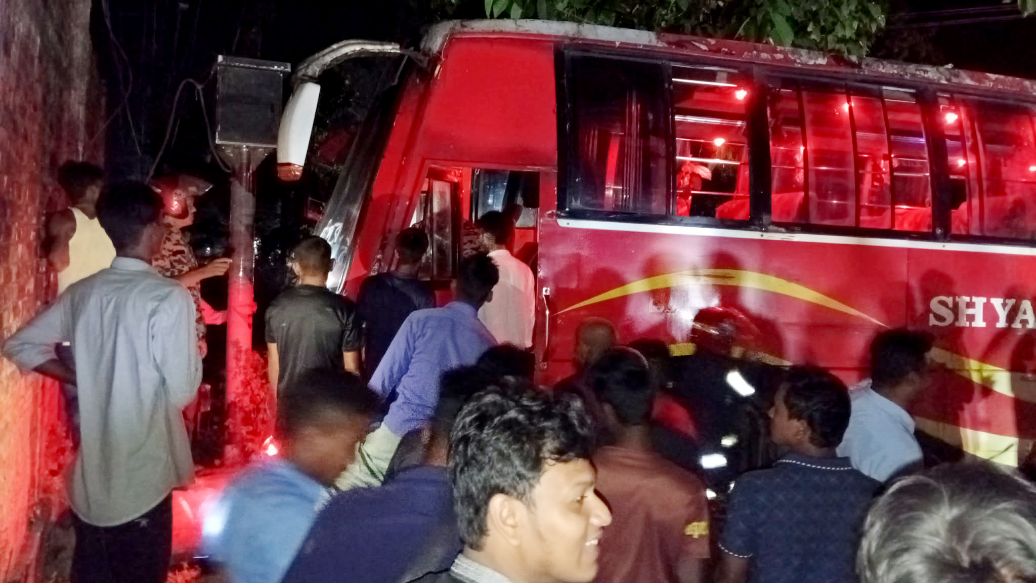 তারাগঞ্জে বাসের ধাক্কায় মোটরসাইকেল আরোহী নিহত, আহত ২