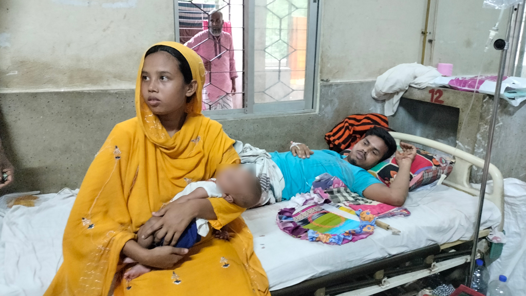 ‘আমার স্বামীর গুলি লাগছে, দুইটা ছাওয়াক ধরি কীভাবে খাব?’
