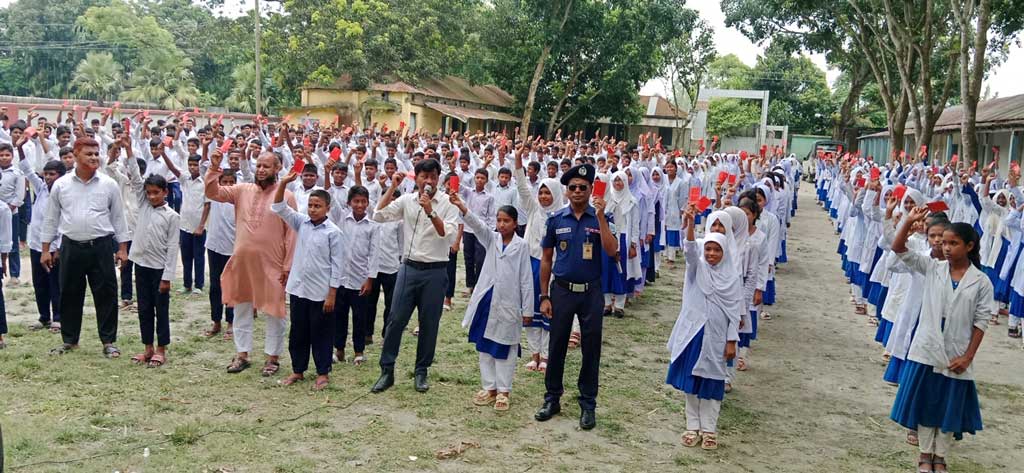 পীরগাছায় মাদক ও কিশোর অপরাধ প্রতিরোধে শিক্ষার্থীদের লাল কার্ড