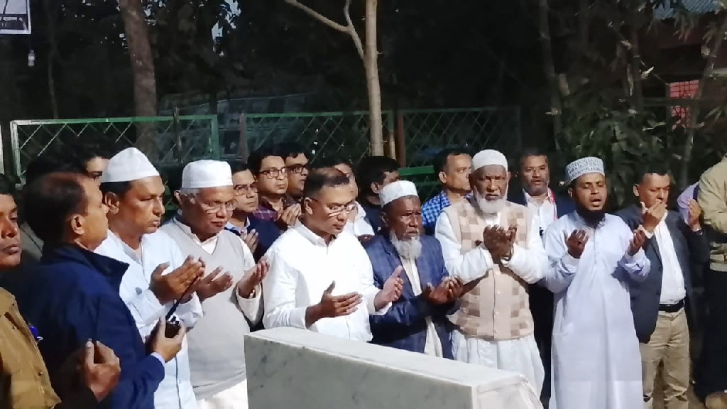 শহীদ আবু সাঈদের কবর জিয়ারত করলেন তারেক রহমান