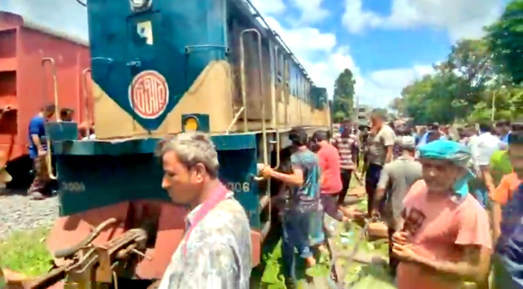 রংপুরে ট্রেনের ইঞ্জিনসহ বগি লাইনচ্যুত, দেড় ঘণ্টা পর চলাচল স্বাভাবিক