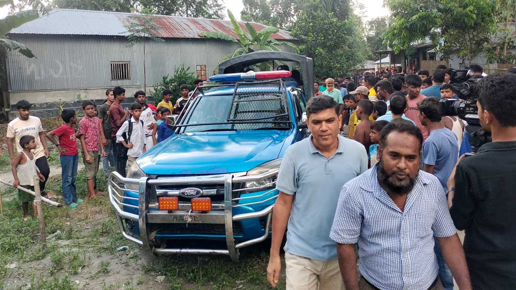 শিক্ষার্থীকে যৌন হয়রানির অভিযোগ, ৭ ঘণ্টা অবরুদ্ধ শিক্ষক-শিক্ষা কর্মকর্তা