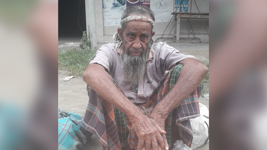 শতবর্ষেও আব্দুর রহিমকে পরতে হয় না চশমা, নড়বড়ে হয়নি দাঁত