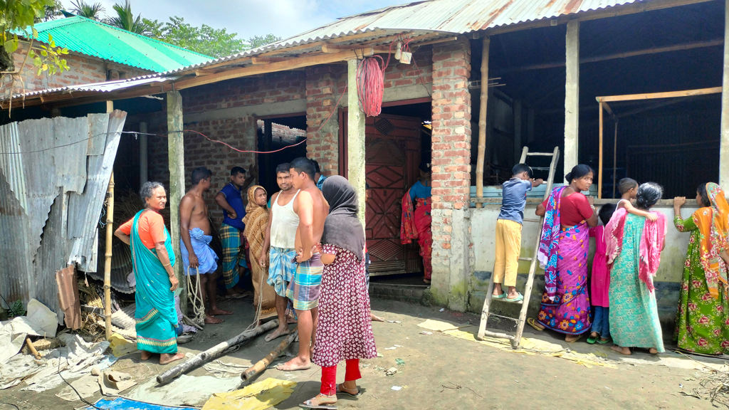 চার গরুর সঙ্গে পুড়ে শেষ দিনমজুরের স্বপ্ন, ছাই হয়ে গেল বসতঘরও
