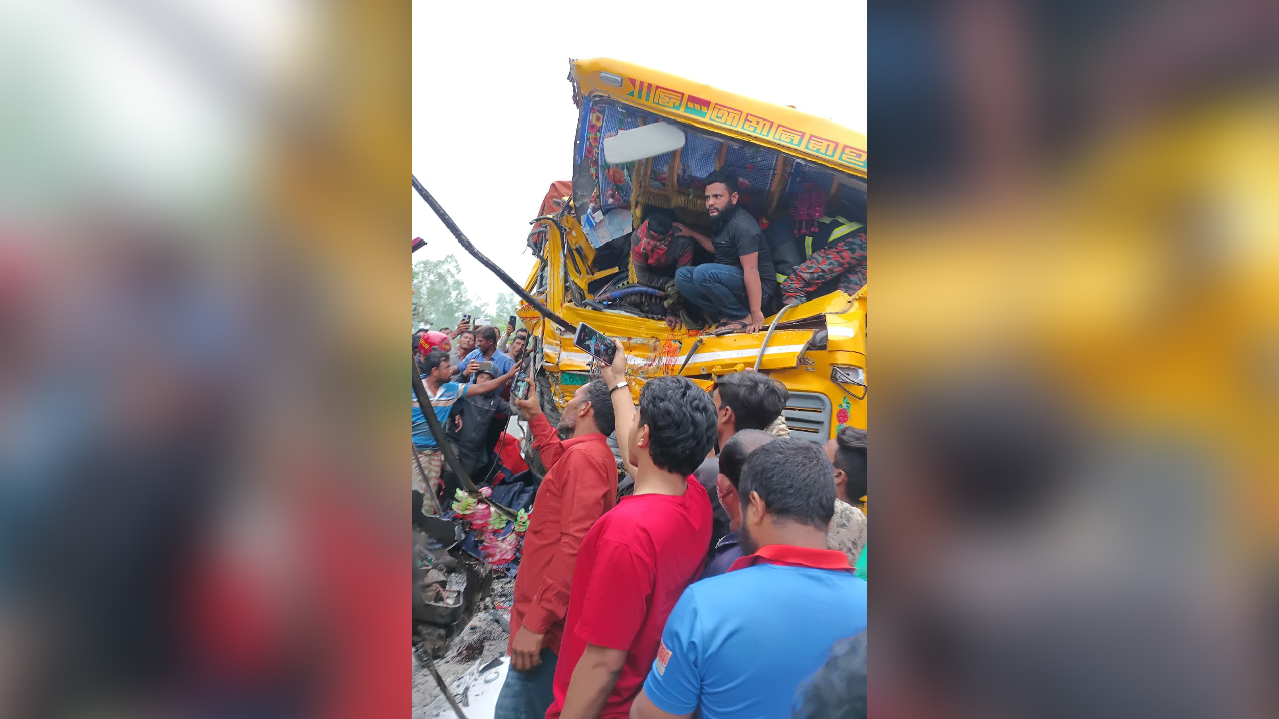 দুই ট্রাকের মুখোমুখি সংঘর্ষ, প্রাণ গেল দুই চালকের