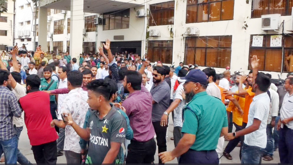 সাংবাদিককে তুলে নিয়ে মারধর, রসিকের প্রধান নির্বাহীর প্রত্যাহার দাবি