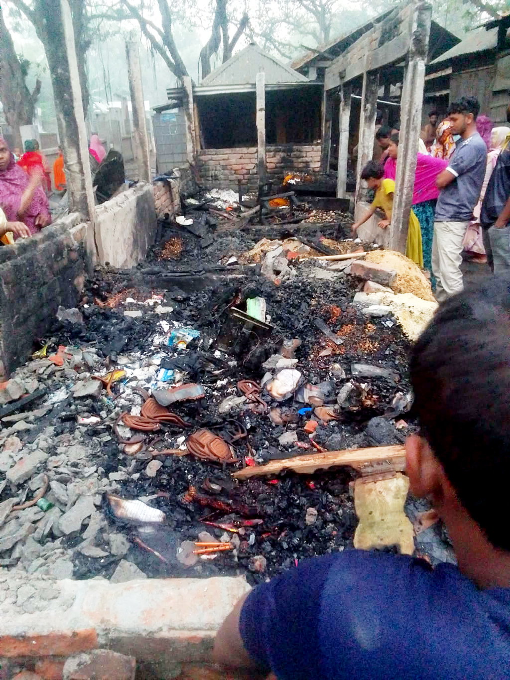 ভোরে অগ্নিকাণ্ডে তারাগঞ্জে তিন দোকান পুড়ে ছাই
