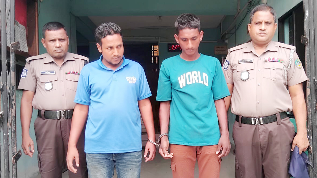 গোপনে নারীর গোসলের ভিডিও ধারণ করে টাকা দাবি, কারাগারে চাচা-ভাতিজা