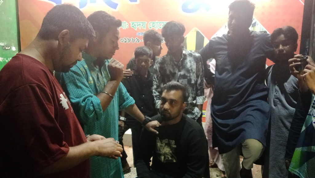 মাদক বিক্রির সময় জনতার হাতে কারবারি আটক, পুলিশে সোপর্দ