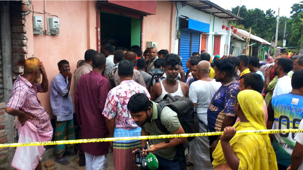 তালাবদ্ধ গ্যারেজে মালিকের রক্তাক্ত লাশ, মাথায় চার আঘাত