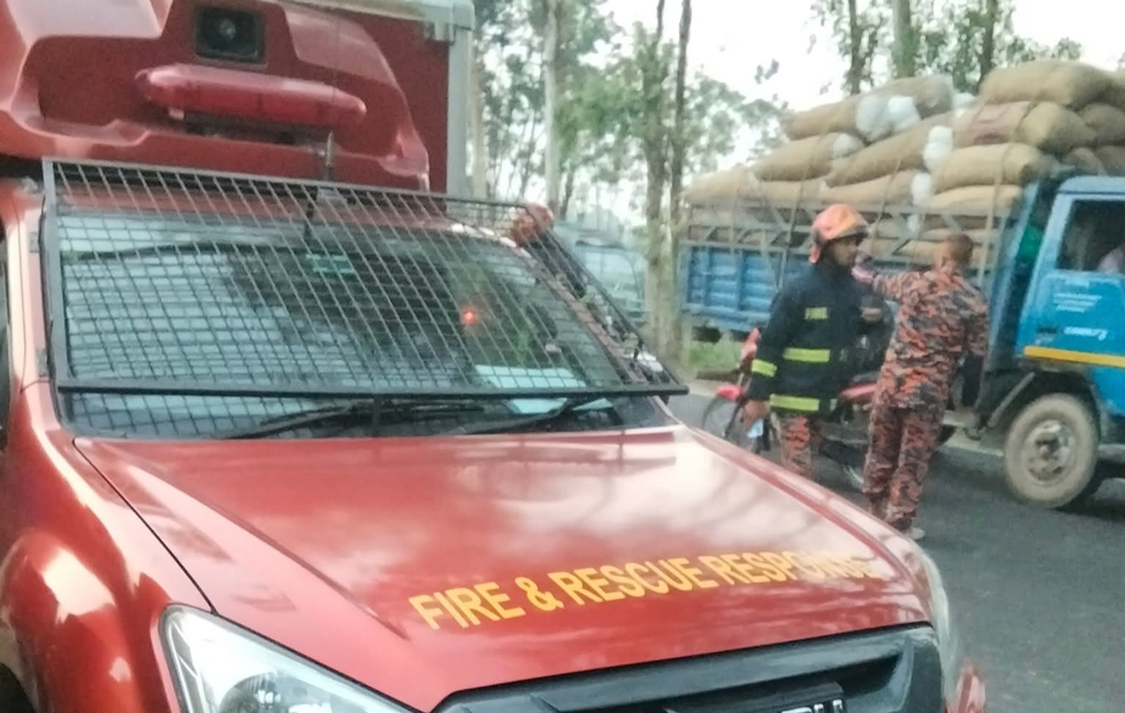 মোটরসাইকেলের ধাক্কায় রাস্তায় ছিটকে পড়ে ইজিবাইকচালক নিহত