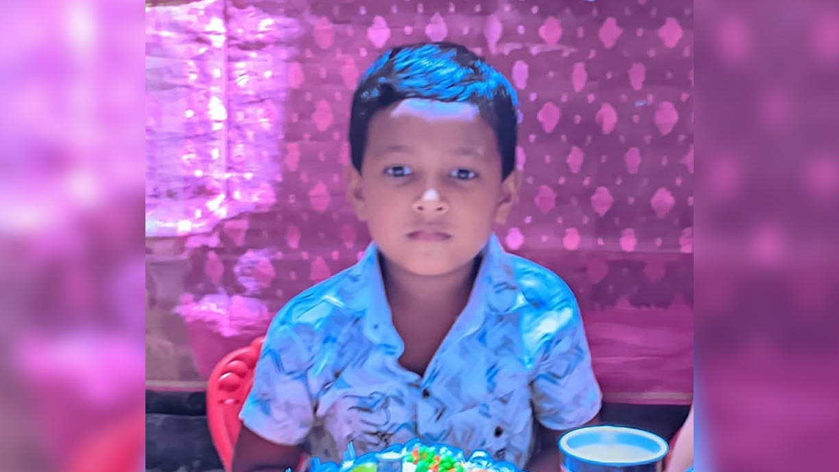 রংপুরে সড়ক দুর্ঘটনা: দাদা-বাবার ১০ ঘণ্টা পর না ফেরার দেশে চলে গেল শিশু বন্ধন