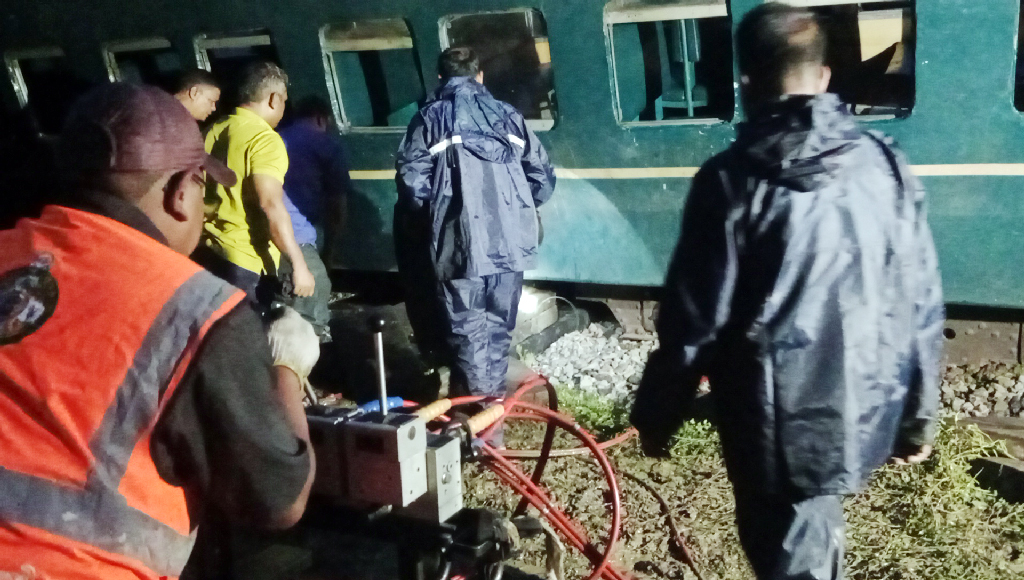 সাড়ে ১৩ ঘণ্টা পর চালু হলো লালমনিরহাট-ঢাকা রেল যোগাযোগ