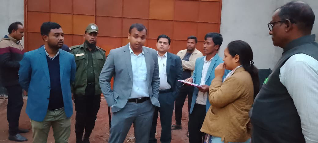 সার মজুত করে কৃত্রিম সংকট তৈরি করায় ডিলারকে জরিমানা, ১০৭ বস্তা সার জব্দ