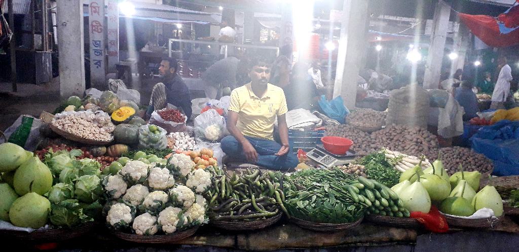 ভরা মৌসুমেও দাম বৃদ্ধি: ১৫ টাকার আলু ২৫, ৬০ টাকার করলা ১২০