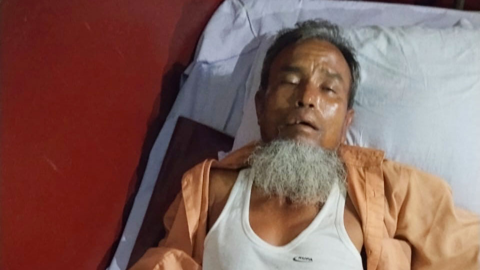 নিজের জুস পান করে অজ্ঞান পার্টির সদস্যই অচেতন