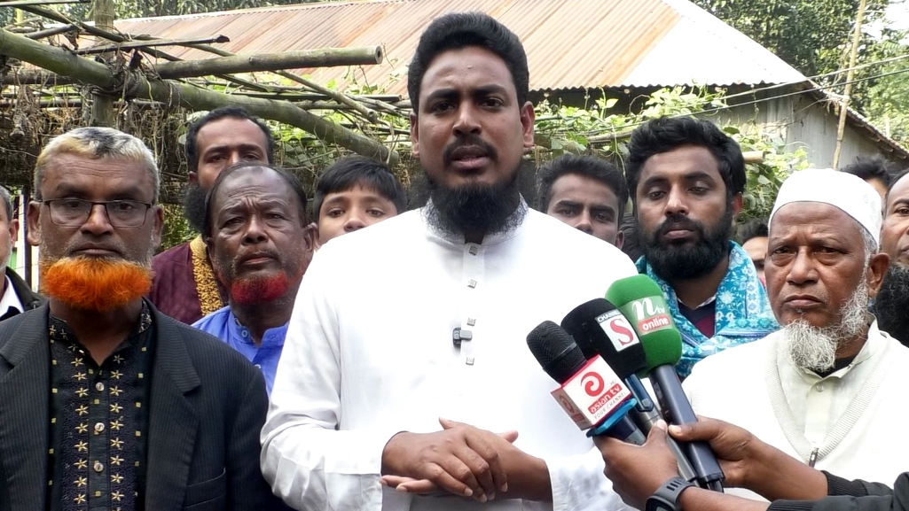 সহিংসতার রাজনীতি বন্ধে তারেক রহমানকে দায়িত্ব নিতে হবে: আখতার হোসেন