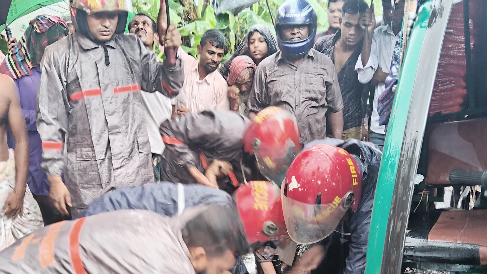 পরীক্ষার্থীদের কেন্দ্রে নেওয়ার পথে ডাল ভেঙে অটোরিকশাচালকের মৃত্যু
