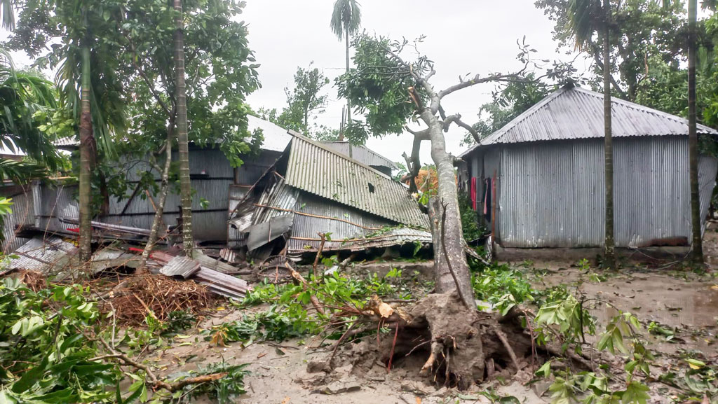 রংপুরের গঙ্গাচড়ায় ঘূর্ণিঝড়ের তাণ্ডব, আট শতাধিক ঘরবাড়ি বিধ্বস্ত