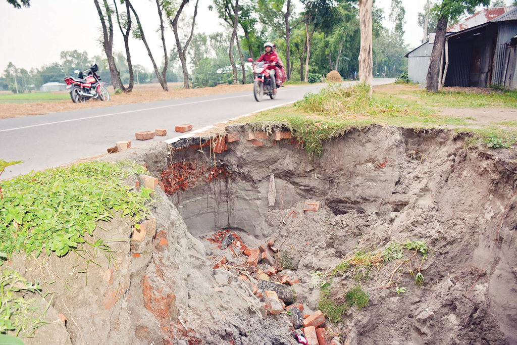 দ্বিতীয় তিস্তা সেতু সড়কের ২০ স্থানে ধস