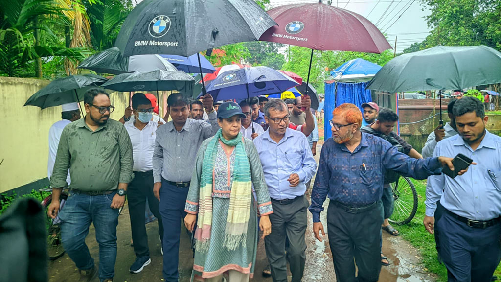 পরিবেশ, বন ও জলবায়ু পরিবর্তনবিষয়ক উপদেষ্টা সৈয়দা রিজওয়ানা হাসান আজ মঙ্গলবার বিকেলে রংপুর শহরের প্রাণখ্যাত শ্যামাসুন্দরী খাল পরিদর্শন করেন। ছবি: আজকের পত্রিকা