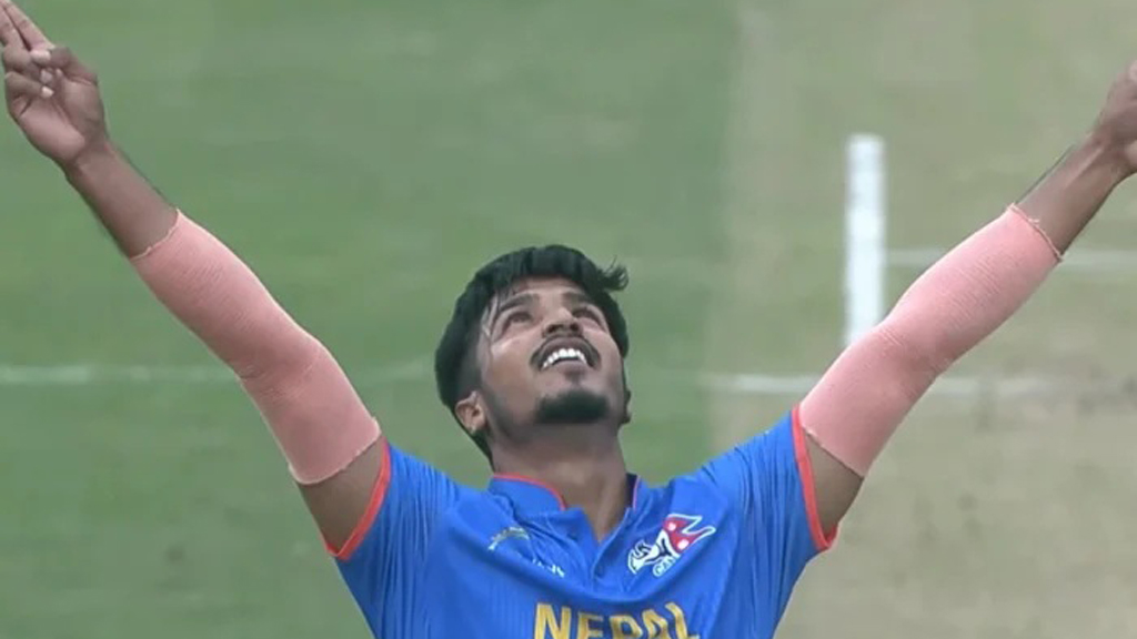 আফগানিস্তানের বিপক্ষে হ্যাটট্রিক করে ইতিহাসের পাতায় রশিদ খান