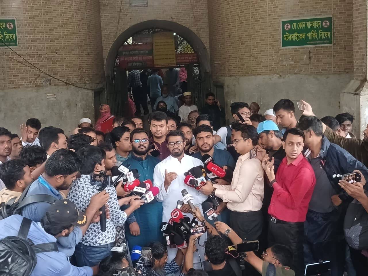 নুরের হামলাকারীদের গ্রেপ্তারে ৪৮ ঘণ্টার আলটিমেটাম, স্বরাষ্ট্র উপদেষ্টার পদত্যাগের দাবি