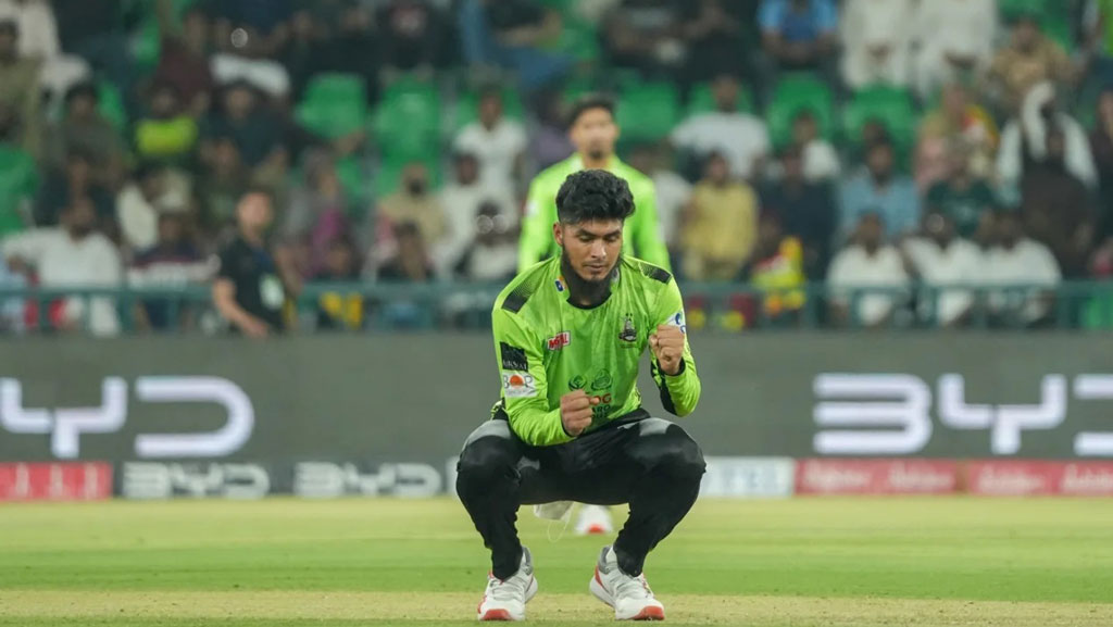 পাকিস্তানে সোনায় মোড়ানো আইফোন পেলেন রিশাদ