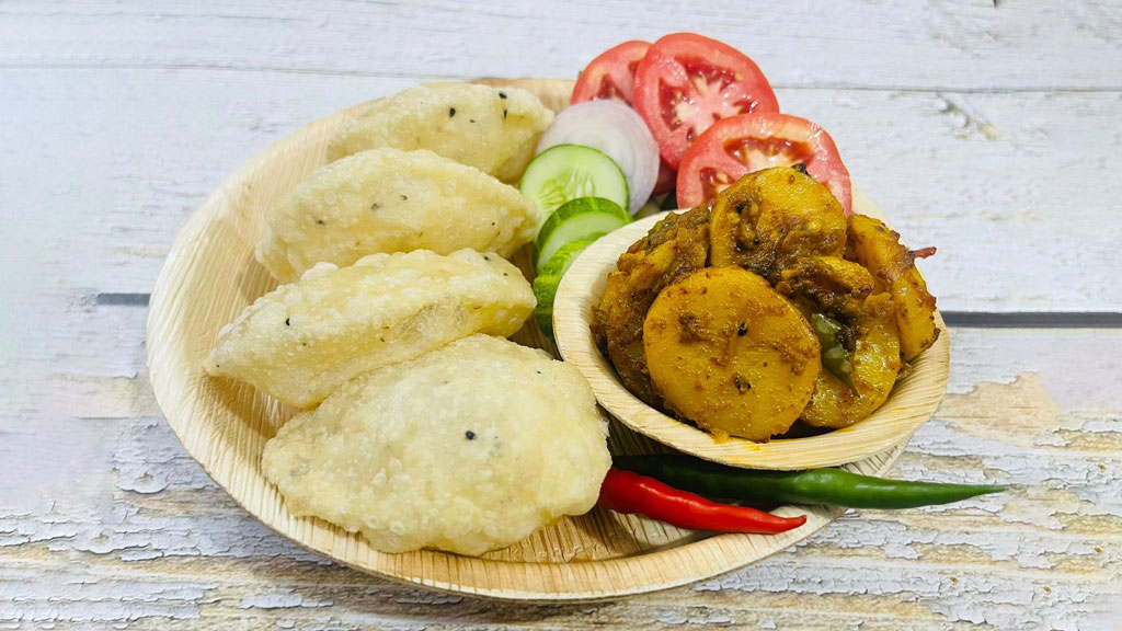 সকালের নাশতায় হয়ে যাক গরম লুচির সঙ্গে মাখো মাখো আলুভাজি