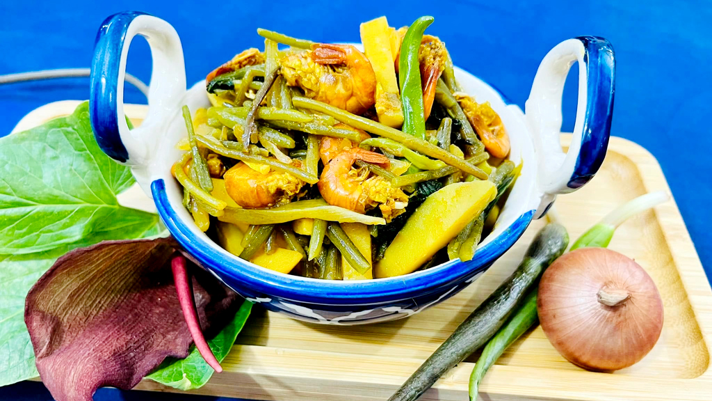 খারকোল ডাটা দিয়ে চিংড়ির রসা
