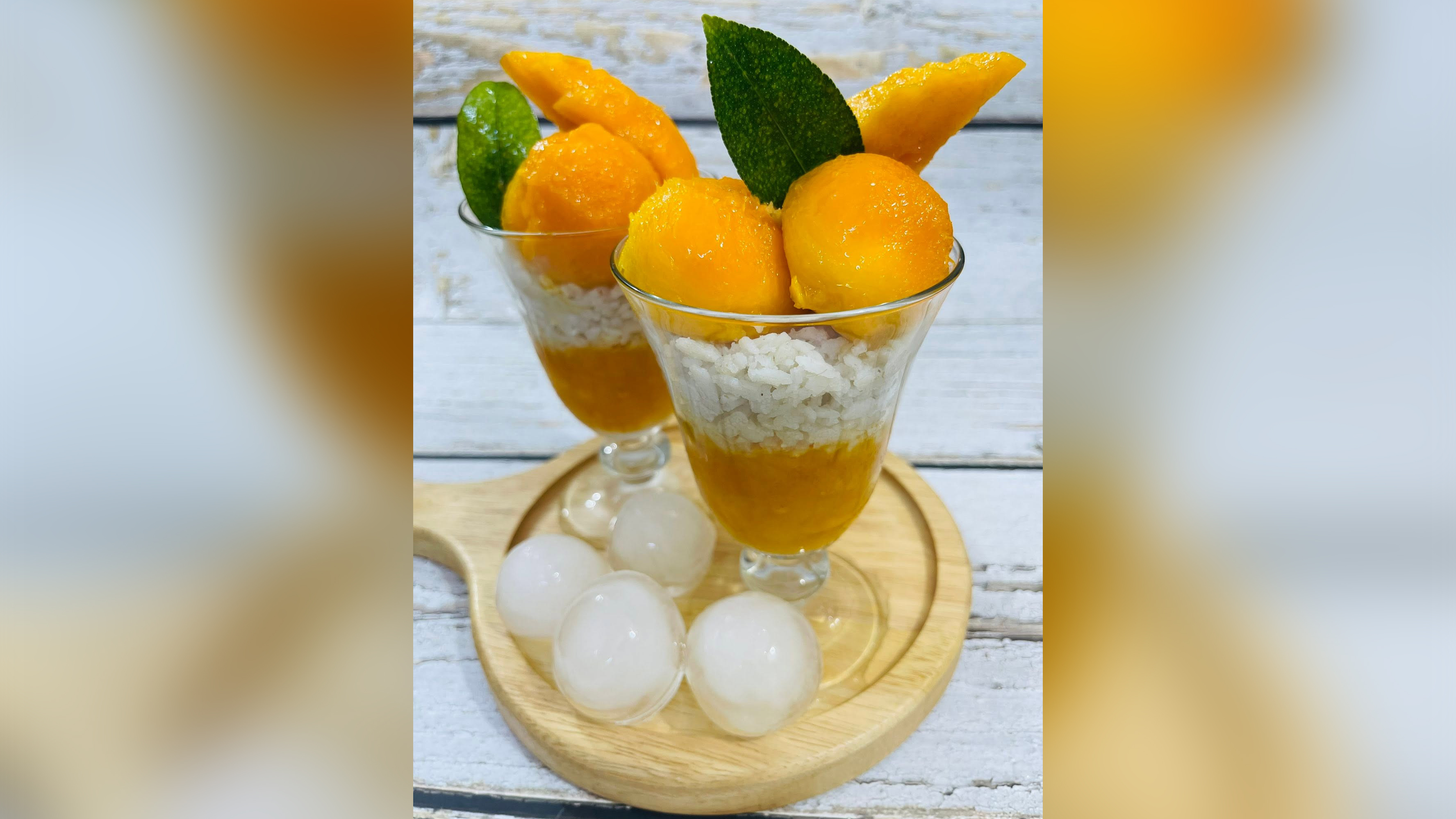 বিকেলের হালকা নাশতায় রাখতে পারেন ভিন্ন স্বাদের আম-চিড়া