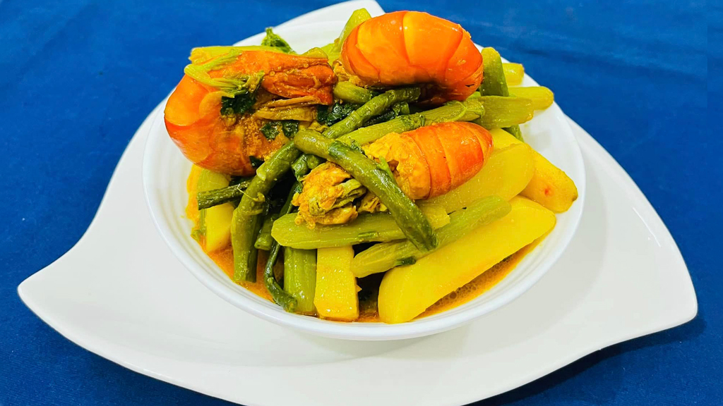 গরমের হালকা খাবার ডাঁটা দিয়ে চিংড়ি মাছের রসা