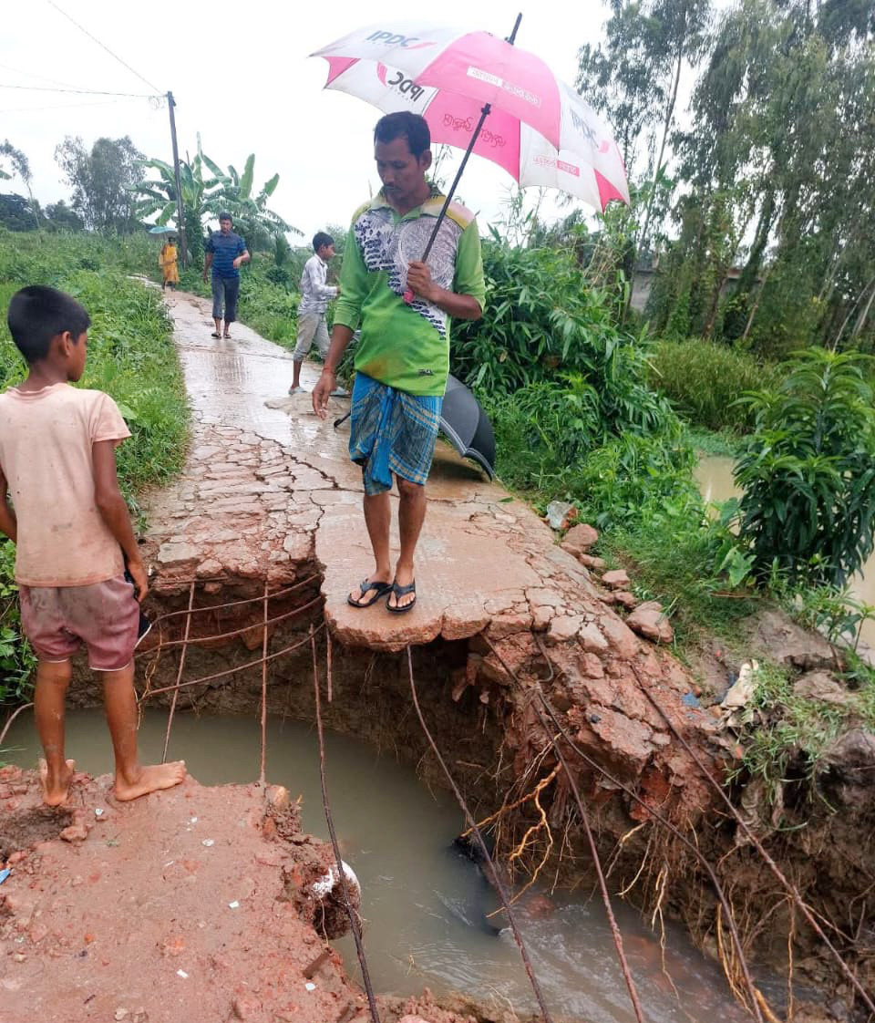 ভেঙে দুই ভাগ হয়ে পড়া আনোয়ারা উপজেলার চাতরী-কেয়গড়-সিংহরা সংযোগ সড়ক। ছবি: আজকের পত্রিকা