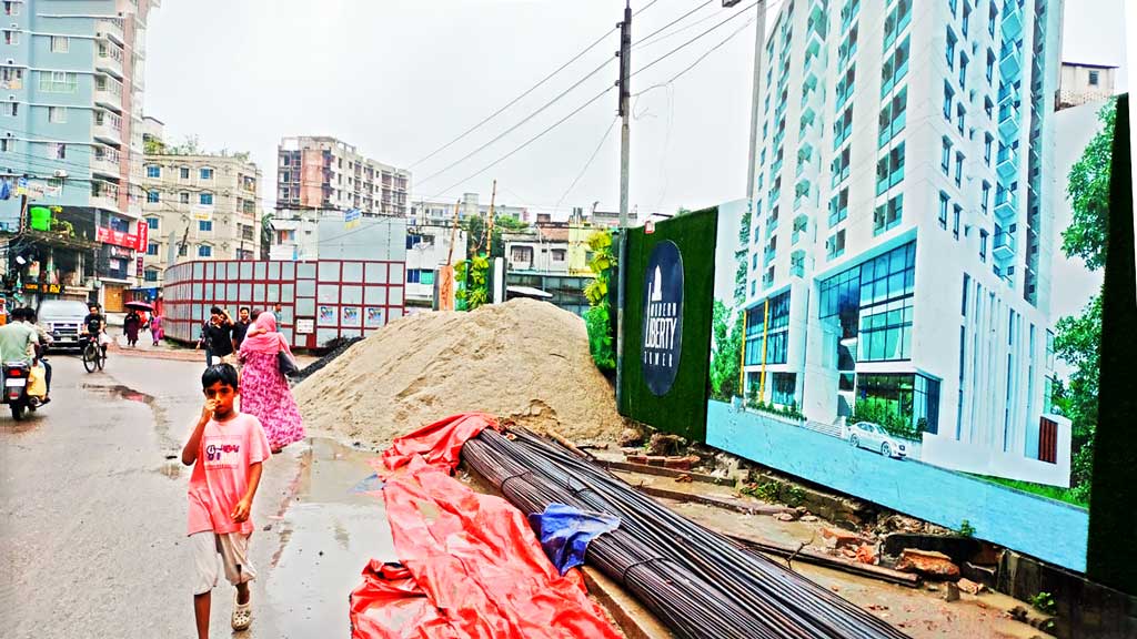 ইট বালুতে দখল সড়ক ফুটপাত, চলাচলে দায়