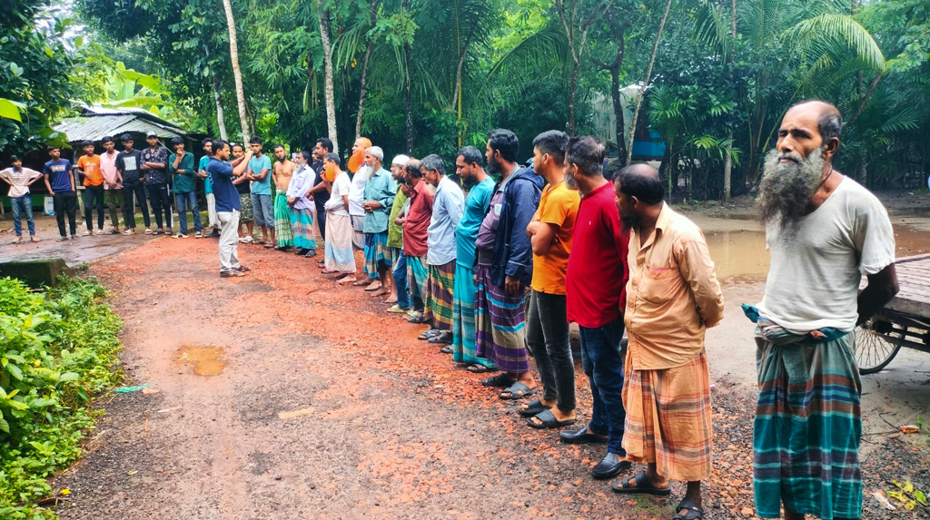 দেড় বছর ধরে বন্ধ সেওতা-মানপাশা সড়কের সংস্কার, দ্রুত কাজ শুরুর দাবিতে মানববন্ধন