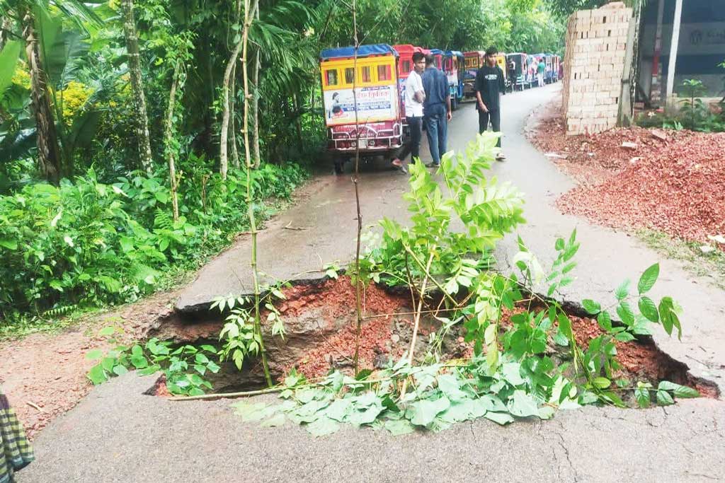 রাস্তার মাঝখানে বড় গর্ত, যান চলাচল বন্ধ, ভোগান্তি