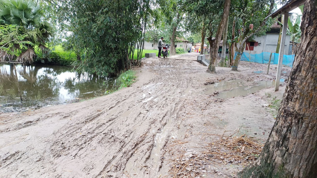 কাদাপানিতে একাকার ১ কিলোমিটার কাঁচা রাস্তা, অর্ধলক্ষ মানুষের ভোগান্তি