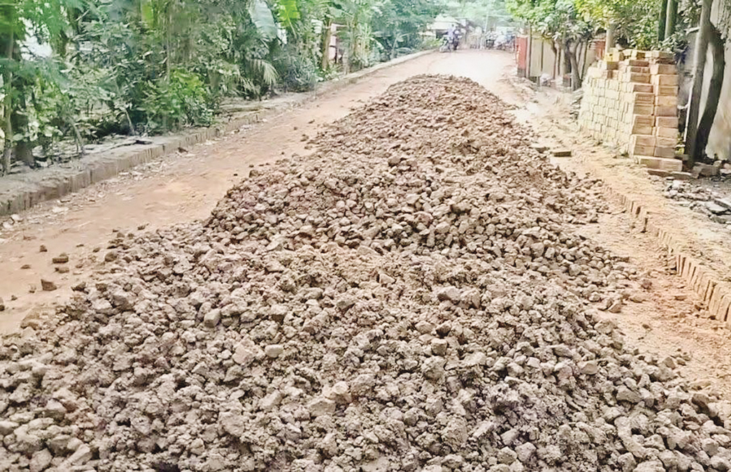 সংস্কারে নিম্নমানের ইট বালি, সড়কের কাজ বন্ধ