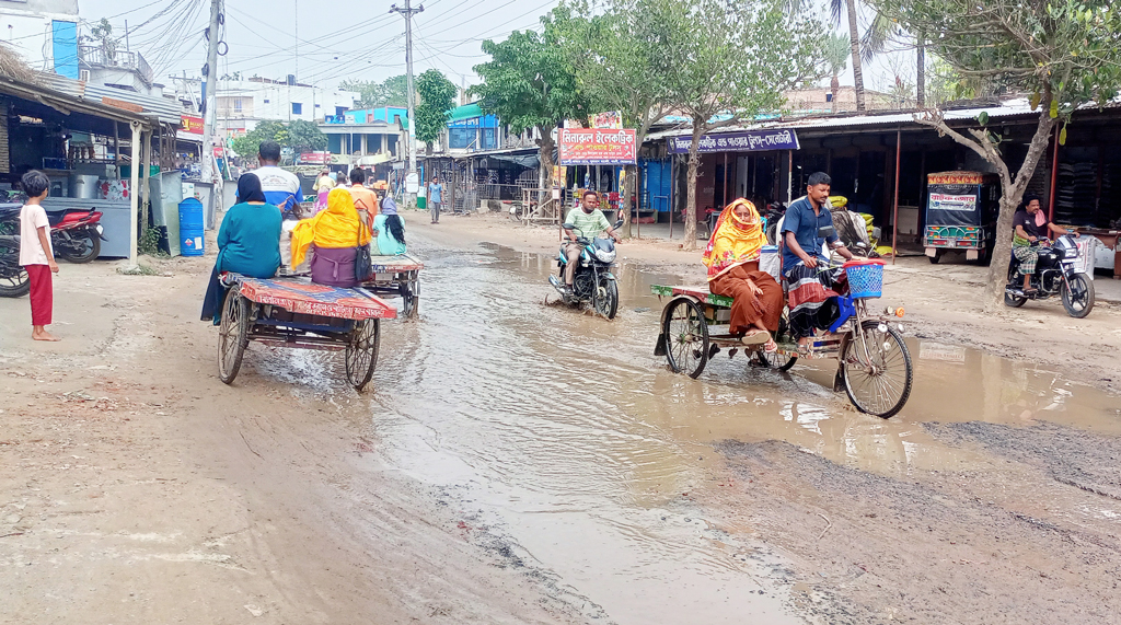 গাংনীর রাস্তাগুলোর বেহাল দশা, ভোগান্তি