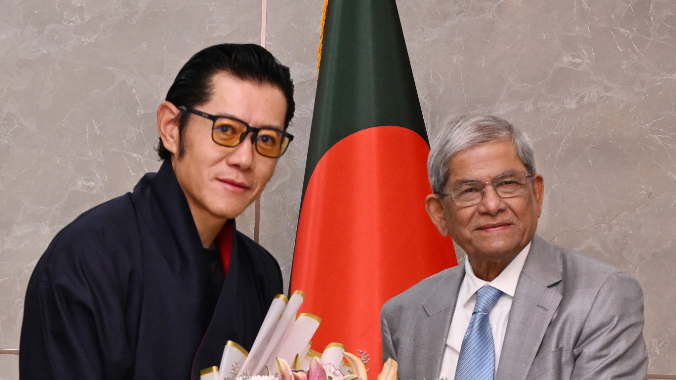 যাত্রাবিরতিতে ঢাকায় ভুটানের রাজা, রাষ্ট্রপতির সঙ্গে সৌজন্য সাক্ষাৎ