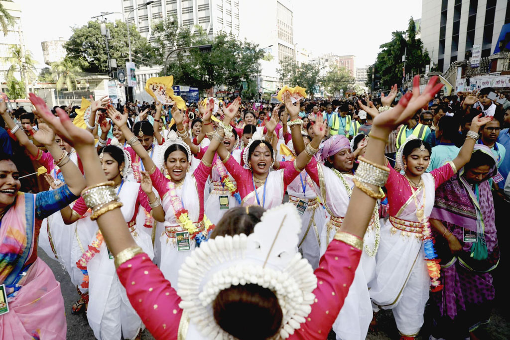বর্ণাঢ্য শোভাযাত্রার মধ্য দিয়ে রাজধানীতে শুরু হয়েছে সনাতন ধর্মাবলম্বীদের অন্যতম ধর্মীয় অনুষ্ঠান শ্রীশ্রী জগন্নাথদেবের রথযাত্রা উৎসব। আজ শুক্রবার (২৭ জুন) দুপুরে রাজধানীর স্বামীবাগ আশ্রম থেকে রথযাত্রা শুরু হয়ে ঢাকেশ্বরী মন্দিরে গিয়ে শেষ হয়। ছবি: হাসান রাজা