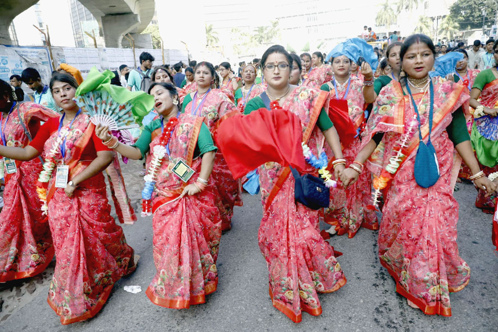 বর্ণিল শোভাযাত্রার মধ্য দিয়ে রাজধানীতে শুরু হয়েছে হিন্দু সম্প্রদায়ের রথযাত্রা উৎসব। রথযাত্রাটি রাজধানীর স্বামীবাগ আশ্রম থেকে শুরু হয়ে সন্ধ্যার দিকে ঢাকেশ্বরী জাতীয় মন্দিরে পৌঁছায়। ছবি: হাসান রাজা